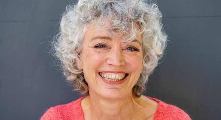 ¿Cómo cuidar las canas en un cabello rizado?
