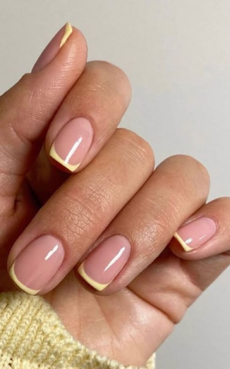 Manicura french en color amarillo mantequilla